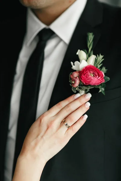 La mano de la novia con un anillo Imagen de stock