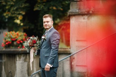 güzel bir buket ile şık damat