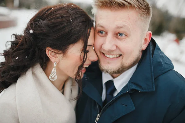 Groom and bride on a winter walk — Stock Photo, Image