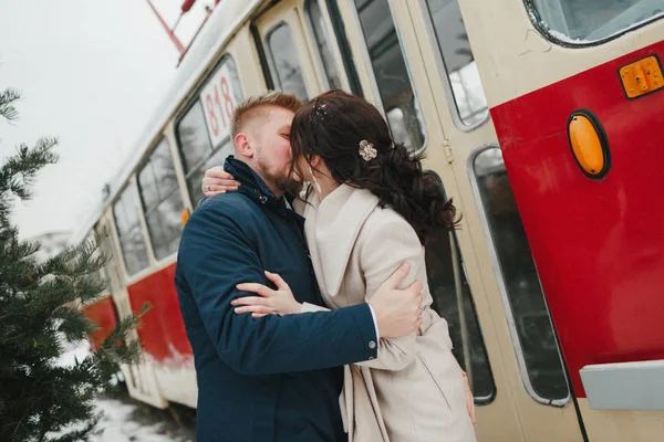 Noivo e noiva em uma caminhada de inverno — Fotografia de Stock