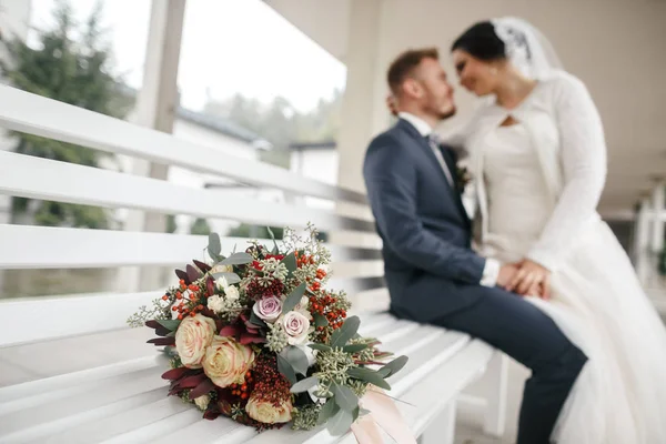 Brudgummen med bruden och en stor bukett — Stockfoto