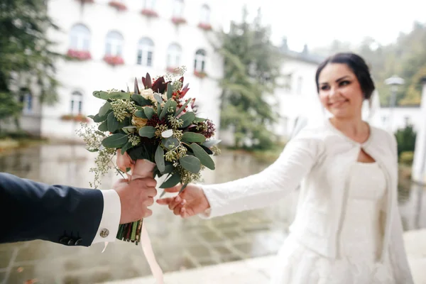 Egy nagy csokor és a menyasszony és vőlegény — Stock Fotó