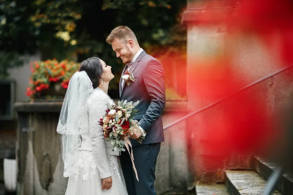 신랑 신부와 큰 꽃다발 — 스톡 사진