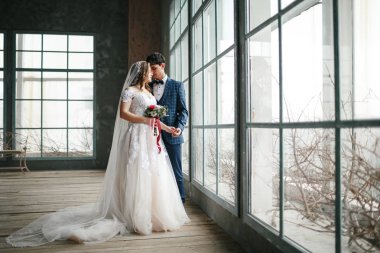 Gelin ve damat stüdyoda.