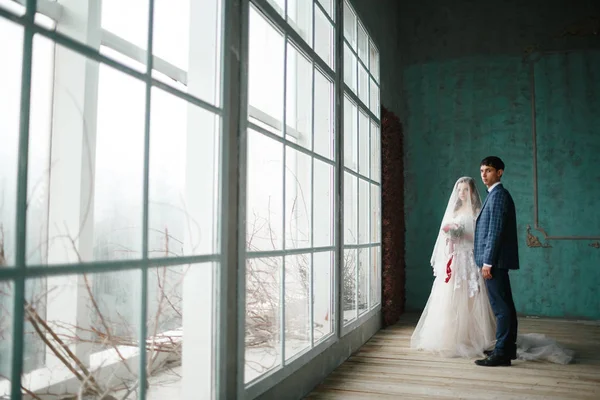 La novia y el novio en el estudio — Foto de Stock