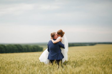 Damat ve gelin bir yürüyüş