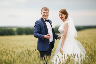 Damat ve gelin bir yürüyüş