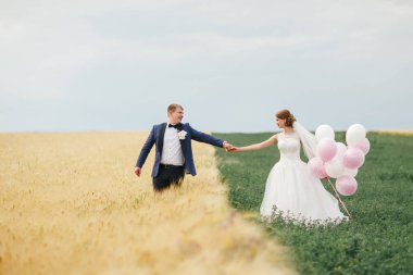 Damat ve gelin bir yürüyüş