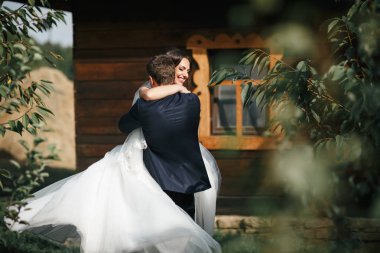 damat ve gelin Parkta yürümek