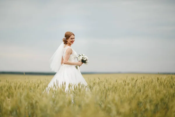 Promenade de la mariée dans le champ — Photo