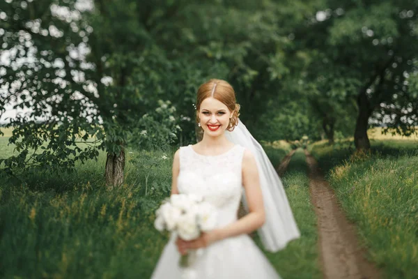 Mariée en promenade — Photo