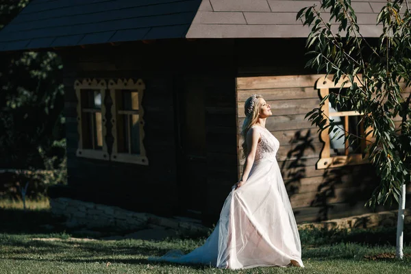 Noiva em uma caminhada — Fotografia de Stock