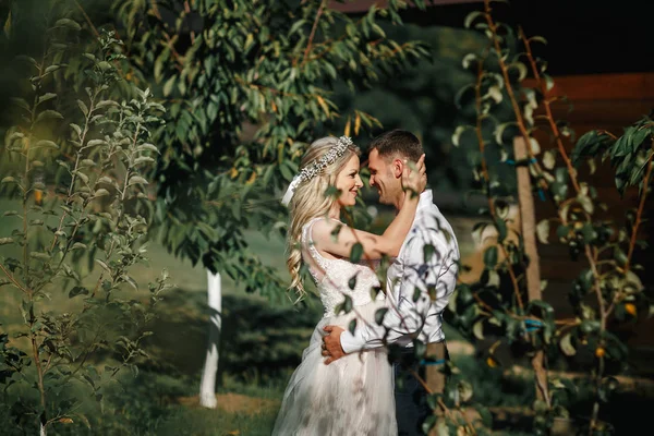 Camminare lo sposo e la sposa nel parco — Foto Stock