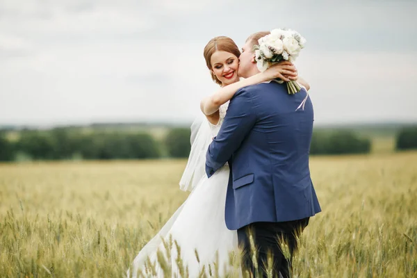 Bruid en bruidegom op een wandeling — Stockfoto