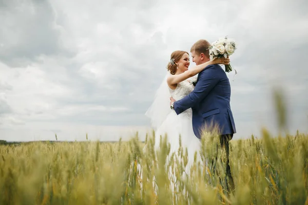 Ženich a nevěsta na procházce — Stock fotografie