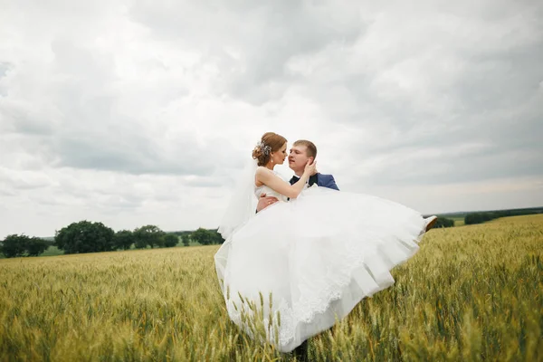 Vőlegény és a menyasszony séta a — Stock Fotó