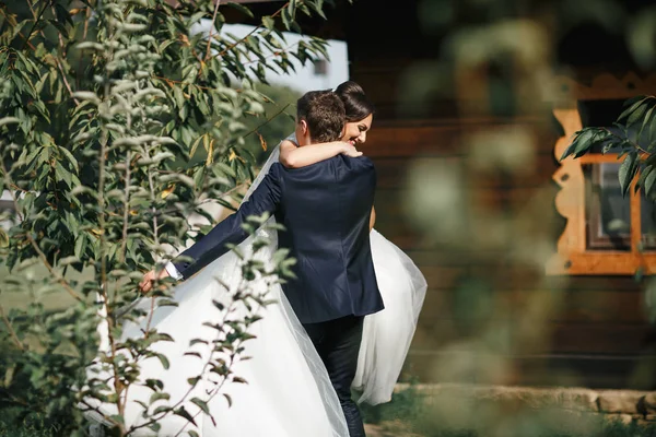 Walk the groom and the bride in the park — Stock Photo, Image