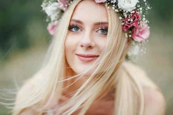 彼女の頭に花輪を捧げると美しい少女の肖像画 — ストック写真