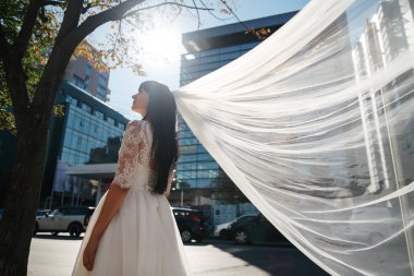 şehirde yürüyüş gelin