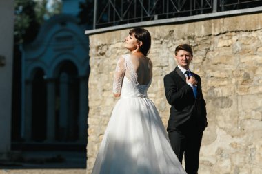 damat ve gelin şehirde bir yolda