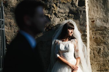 damat ve gelin şehirde bir yolda