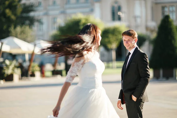 Bruid en bruidegom op een wandeling in de stad — Stockfoto