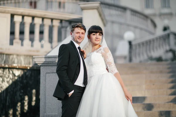 Novio y novia en un paseo por la ciudad — Foto de Stock