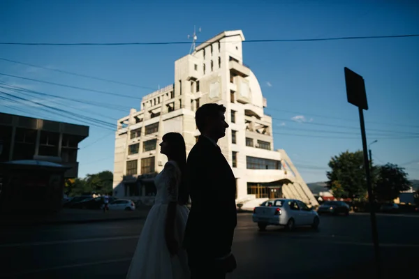新郎和新娘在城市散步 免版税图库照片