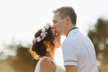 Yürüyüşe gelinle damat