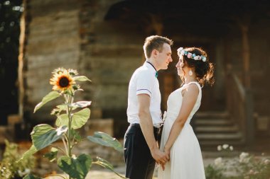 Yürüyüşe gelinle damat