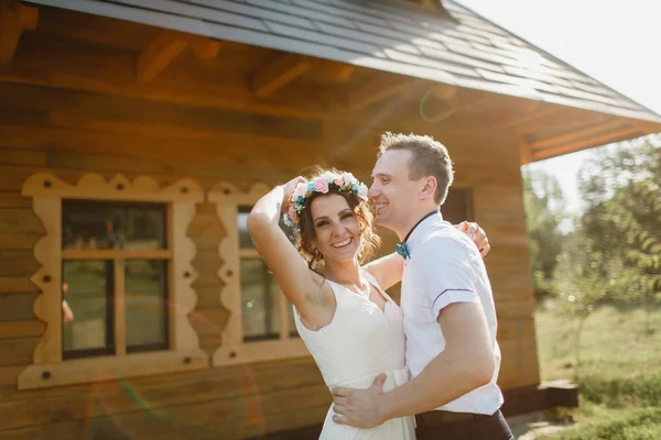 Groom avec la mariée sur une promenade — Photo