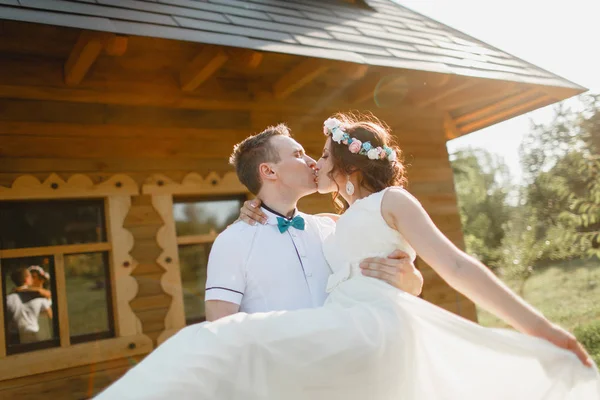 Γαμπρός με τη νύφη σε έναν περίπατο — Φωτογραφία Αρχείου