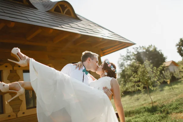 Bruidegom met de bruid op een wandeling — Stockfoto
