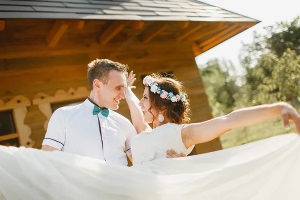 Groom avec la mariée sur une promenade — Photo