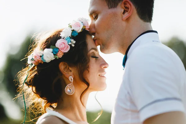 Novio con la novia en un paseo — Foto de Stock