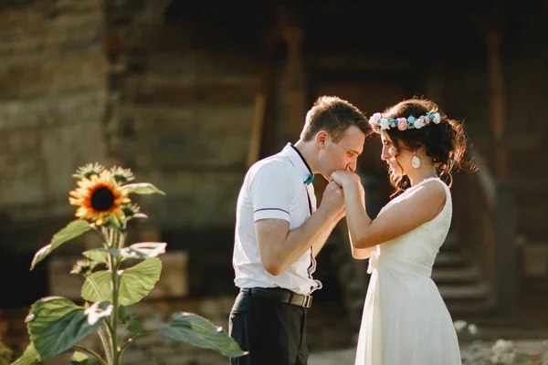 Novio con la novia en un paseo — Foto de Stock