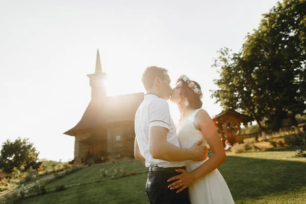 Yürüyüşe gelinle damat