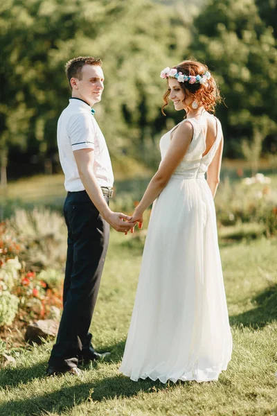 Vőlegény és a menyasszony séta a — Stock Fotó