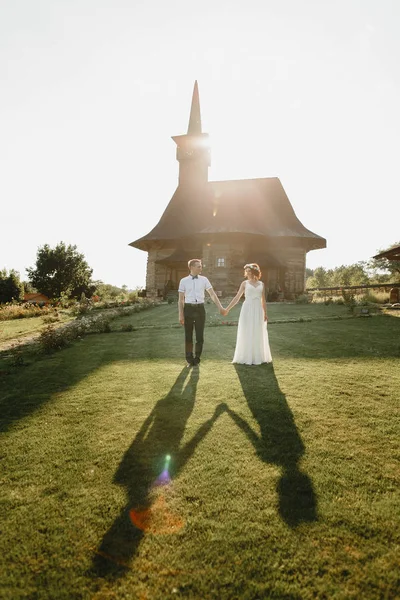 Pengantin pria dengan pengantin wanita berjalan-jalan — Stok Foto