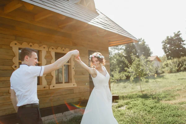 Bräutigam mit der Braut auf einem Spaziergang lizenzfreie Stockfotos