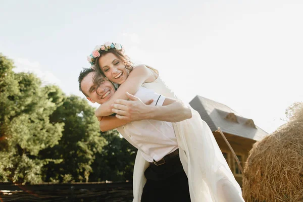 Novio con la novia en un paseo Fotos de stock