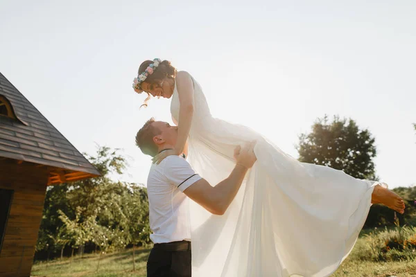 Bräutigam mit der Braut auf einem Spaziergang lizenzfreie Stockbilder