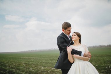 Yürüyüşe gelinle damat