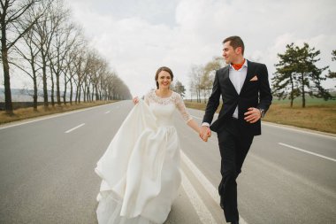 Yürüyüşe gelinle damat