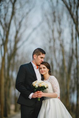 Yürüyüşe gelinle damat