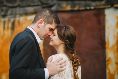 Yürüyüşe gelinle damat