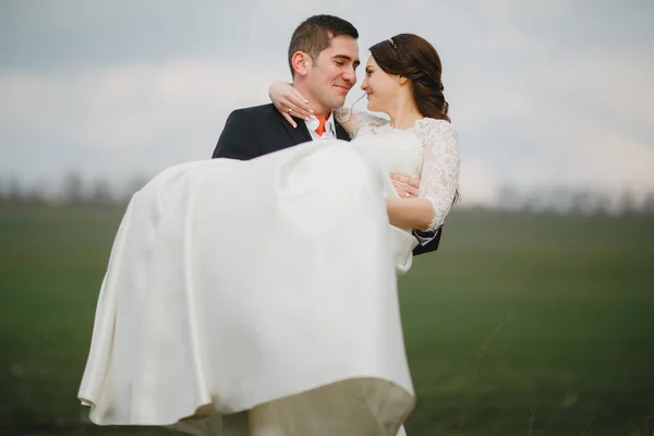 Γαμπρός με τη νύφη σε έναν περίπατο — Φωτογραφία Αρχείου