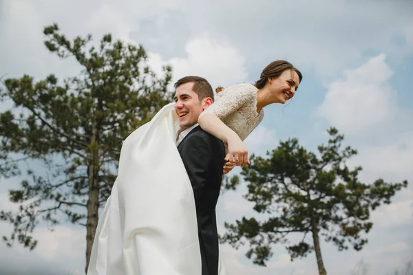Lugar com a noiva em um passeio — Fotografia de Stock