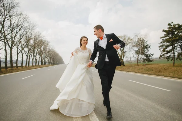 Novio con la novia en un paseo — Foto de Stock