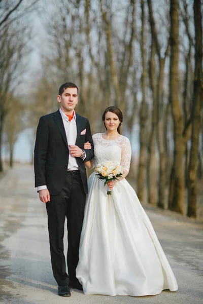 Yürüyüşe gelinle damat